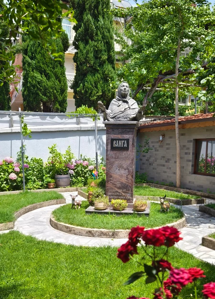Бюст-паметник на Баба Ванга в Петрич