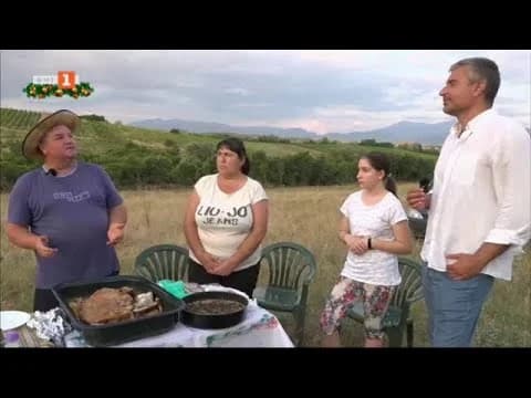Водещият на БНТ разговаря с местни жители в предаването за Рупите и Златолист