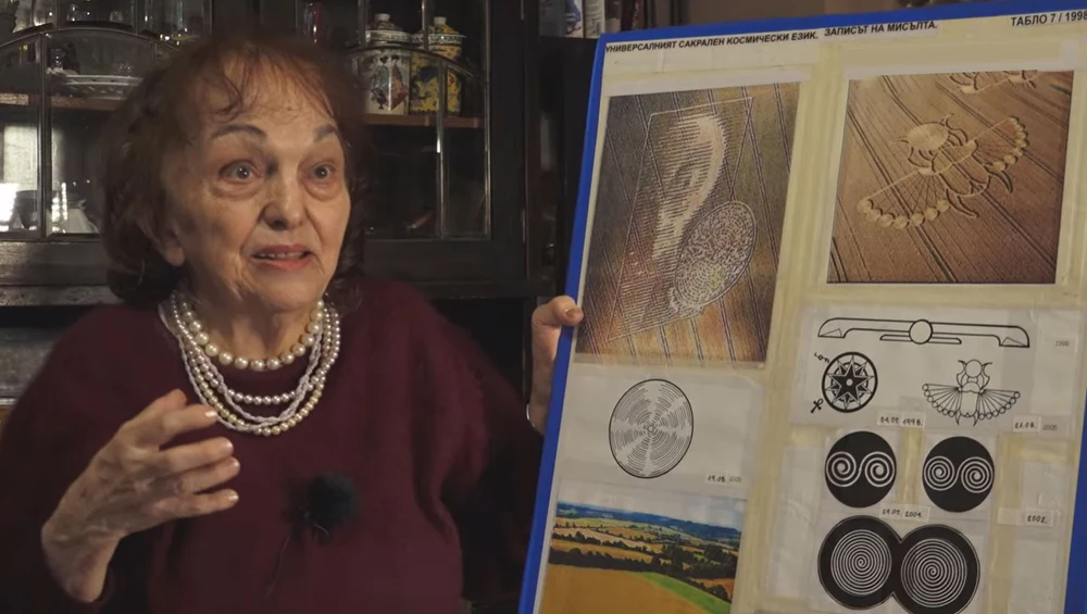 Мариана Везнева представя своите рисунки и тълкувания.